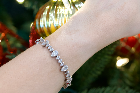 A Holiday Gift Guide for Vintage Jewelry Lovers